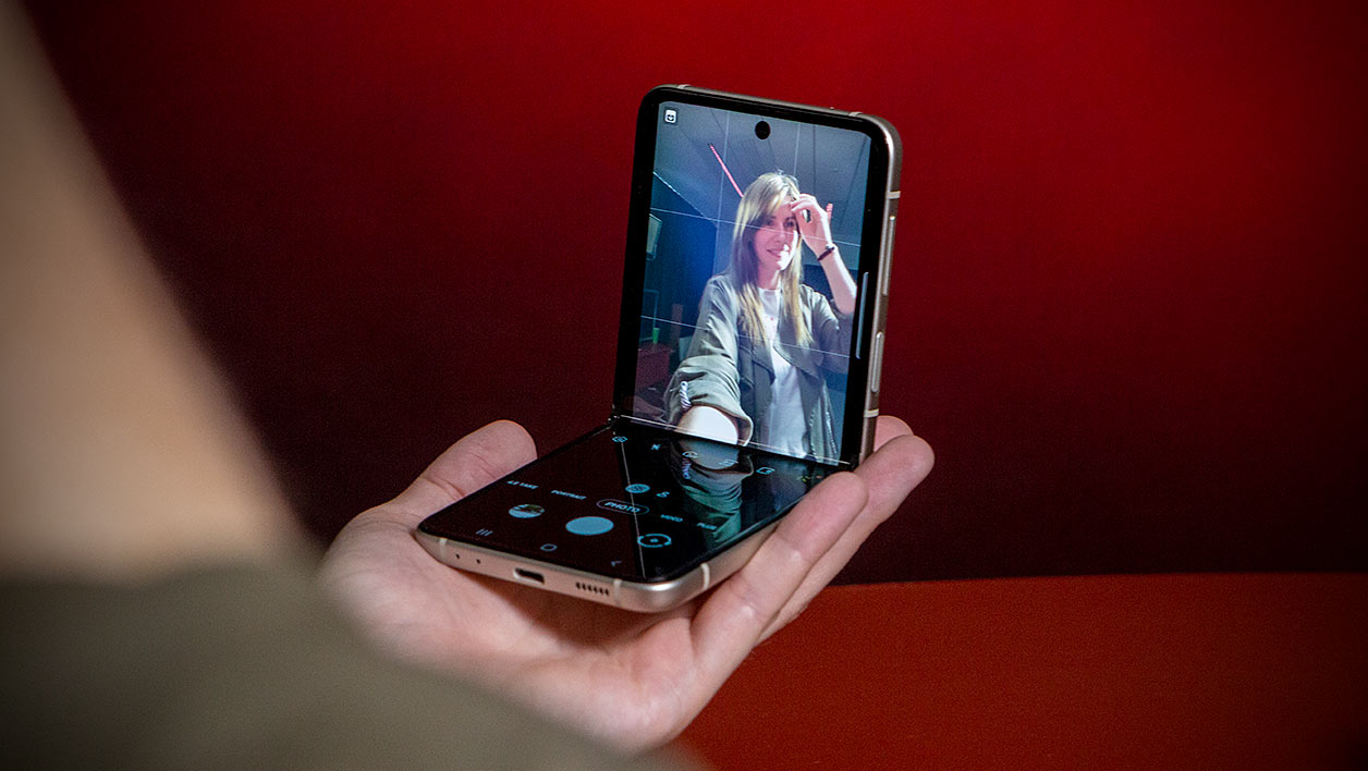 Samsung lancerait le 1er smartphone pliant à moins de 900 € en 2024
